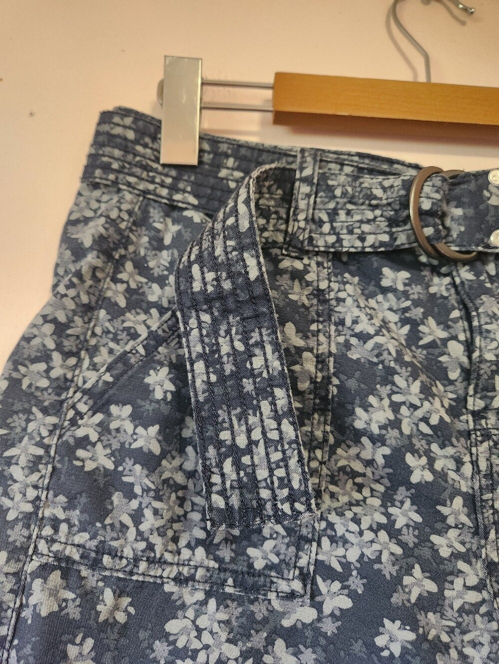 Calvin Klein Jeans Y2K Blue Floral Belted Utility Shorts Size 4 EUC Like New - Picture 2 of 12